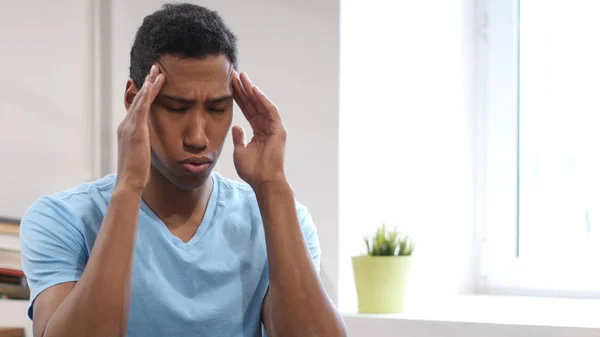 Huvudvärk, upprörd spänd ung svart Man — Stockfoto