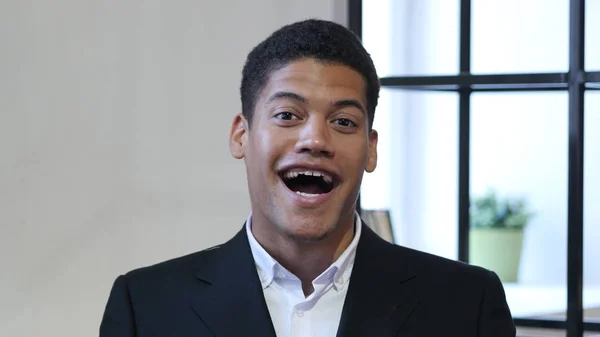 Retrato de Riendo Joven Negro Hombre — Foto de Stock