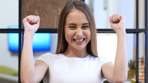 Enthousiast jong meisje vieren van succes — Stockfoto