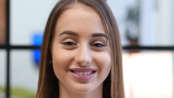 Close up of Sorrindo jovem menina — Fotografia de Stock