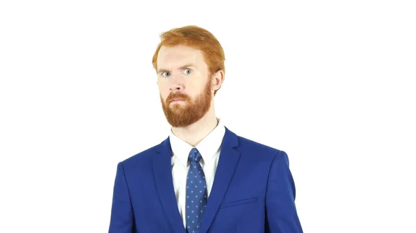 Избегая эмоций от рыжеволосый борода Бизнесмен, белый фон — стоковое фото