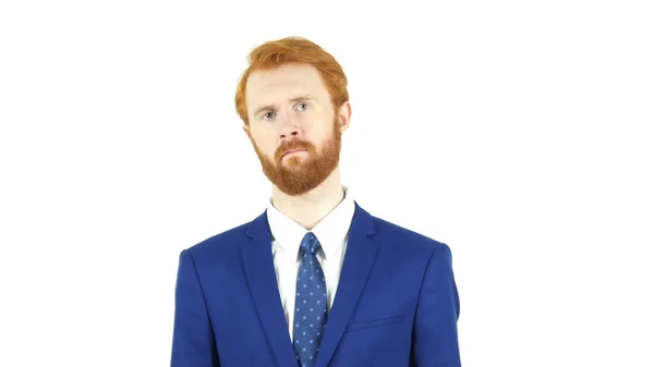 Bouleversé désespérée triste cheveux rouges barbe homme d'affaires, fond blanc — Photo