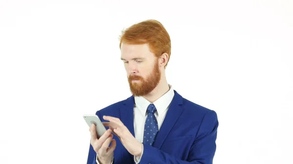 Usando Smartphone, Texting Barba de cabelo vermelho Empresário — Fotografia de Stock