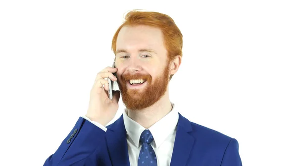 Geschäftsmann mit rotem Bart spricht auf Smartphone, diskutiert über Arbeit — Stockfoto