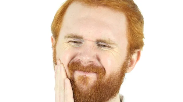 Dolor de muelas, hombre de barba de pelo rojo con dolor en los dientes —  Fotos de Stock