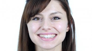 Gülümseyen genç kıza yaklaş.