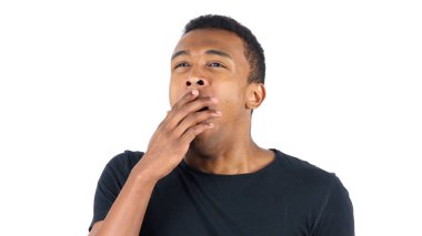 Yorgun kara adam esniyor, beyaz arka plan