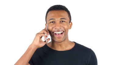 Afro-Amerikan adam telefonda konuşurken