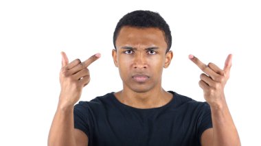 Afro-Amerikan adam gösteren orta parmak