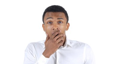 Şok, Afro-Amerikan adam beyaz zemin üzerine merak