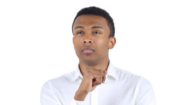 Beyaz arka plan üzerinde dalgın Afro-Amerikan adam