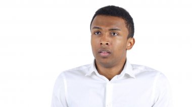 Şaşkın korkmuş Afro-Amerikan adam
