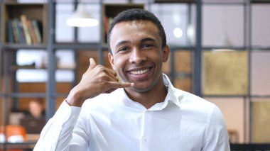 Beni ofiste işareti siyah adam ile ara