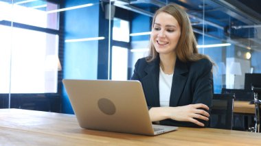 Laptop ekran seyir mutlu gülümseyen kız