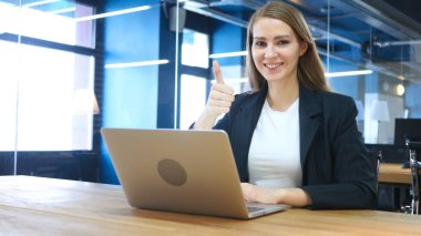 Başparmak yukarıya kadın iş yerinde tarafından