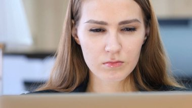 Ofiste Dizüstü bilgisayarda çalışan kadın