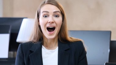 Hayret, sürpriz genç kız