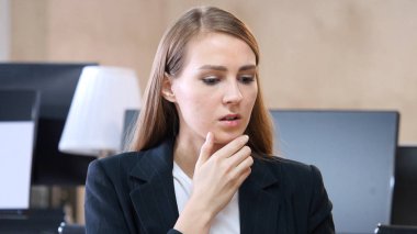 Kadın ofiste rahatsızlık hissi