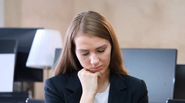 Uyuyan kadın ofiste, portre