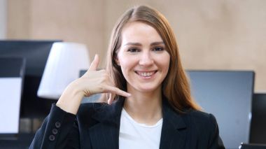 Bizi arayın, bize ulaşın, kadın ofiste jest