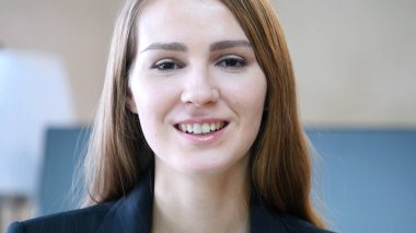 Office kadın yüzüne gülen yakın çekim