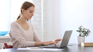 Laptop ofiste çalışan güzel kadın