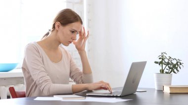 Güzel kadın el hareketi hata ve sorunlar