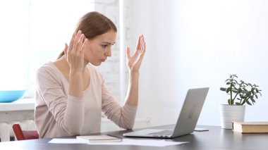 Kadın üzgün proje, duygusal stres hata