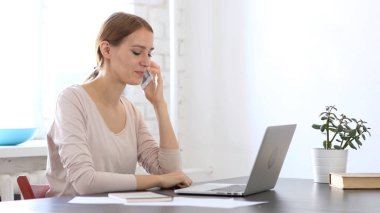 İş yerinde Evet, bilgi paylaşımı yaratıcı kadın