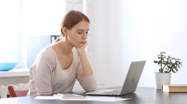 Uyuyan güzel kadın, ofiste yorgun