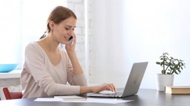 Çalışan kadın ofiste telefonda söz