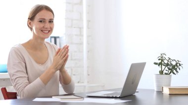 İşte anlaşma kazanmak için alkış alkışlayan, yaratıcı tasarımcı kadın