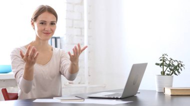 Pozitif kadın ofiste iş katılmak için davet, gülümseyen