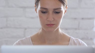 kadın Tasarımcısı meşgul çalışma üstünde Laptop