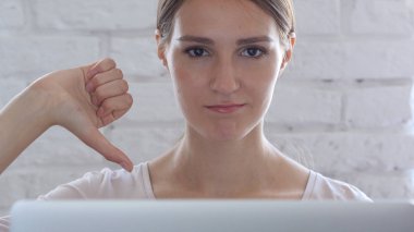 Başparmak aşağı yaratıcı kadın sinirli sinirli