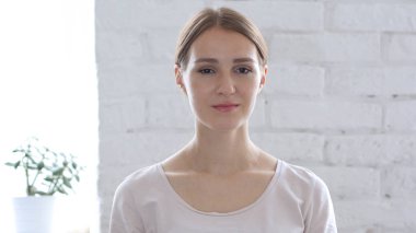 Güzel kadın kameraya bakıyor.