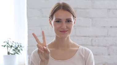 Güzel kadın el hareketi Tamam işareti