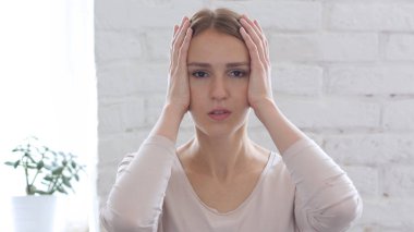 Ciddi kadın, beyaz arka plan hatası jesti