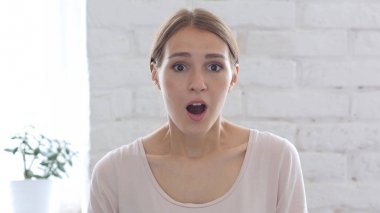 Kadını şokta, beyaz arka plan merak