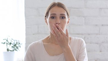 Şok, depresif kadın beyaz arka plan