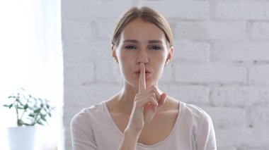 Sessizlik için dudaklarında parmak kadınla soran