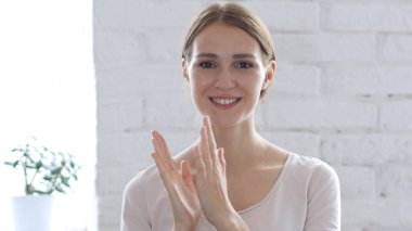 Alkışlayan Güzel Kadın, Alkışlayan Takım