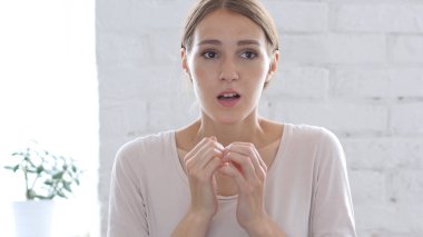 Şaşkın ve sorunları üzgün kadın