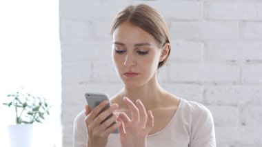 Smartphone tarama, Internet kullanımı güzel kadın