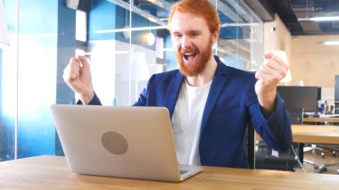 Adam başarı, dizüstü bilgisayarda çalışma kutluyor