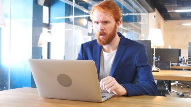 Dizüstü bilgisayar, kırmızı tüyler çalışma iş adamı