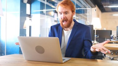 Bağırıyor, iş yerinde, kırmızı tüyler delirmek adam