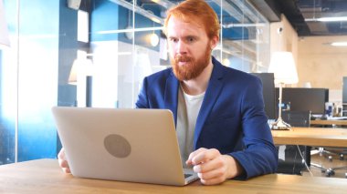 Düşünme ve dizüstü bilgisayar, kırmızı tüyler çalışma iş adamı