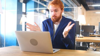 Bağırıyor, iş yerinde, kırmızı tüyler delirmek işadamı