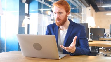 Hayal kırıklığına uğramış işadamı iş, kırmızı saç sorununa tepki